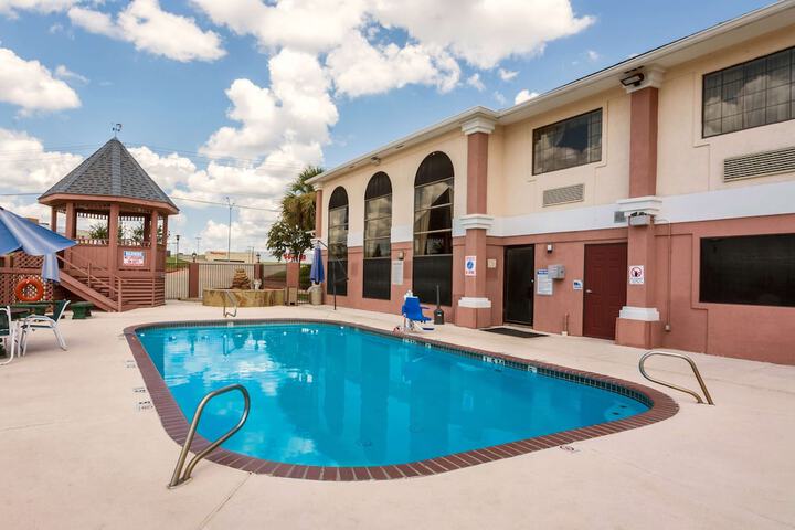 Pool 4 of 28