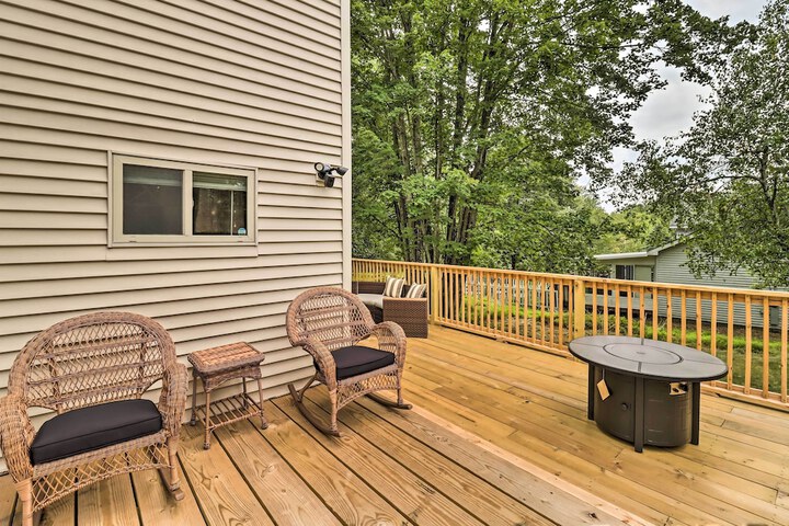 Chic Long Pond Family Home w / Fire Pits & Deck!