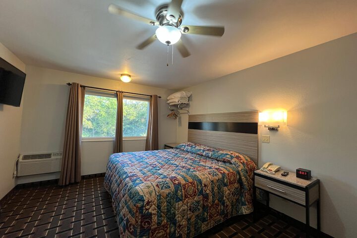 Deluxe Inn