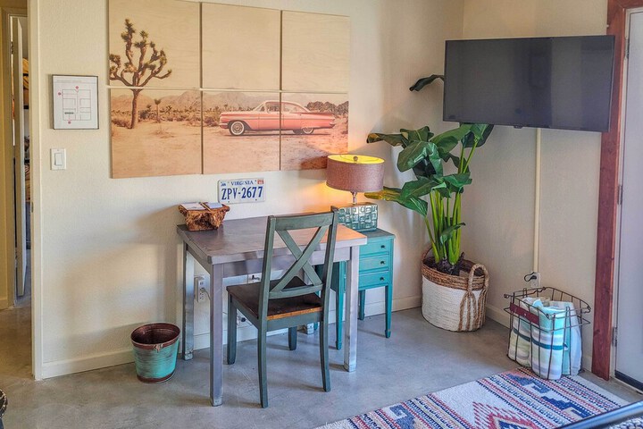 Indie-eclectic Desert Home w / Hot Tub + Patio
