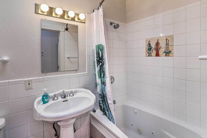 Eloy Desert Oasis w / Courtyard & Pool Access!