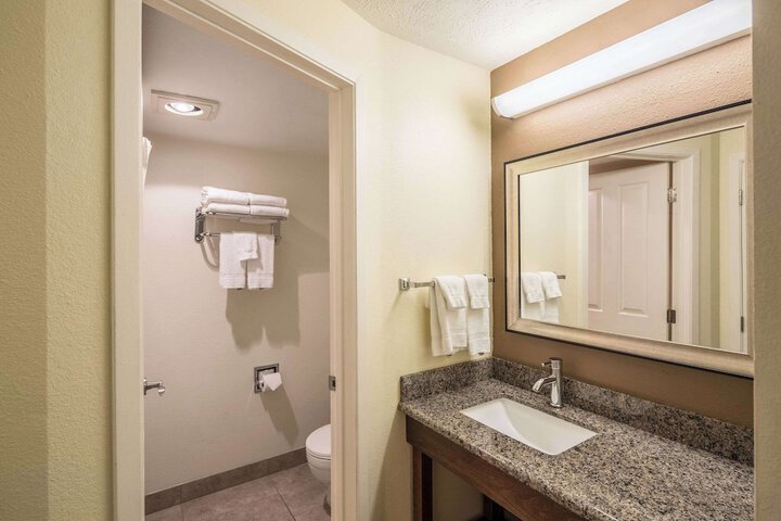 Room 32 of 61