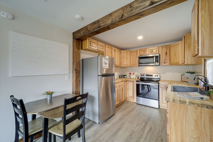 Hilltop Hideaway w / Scenic Views & Hot Tub!