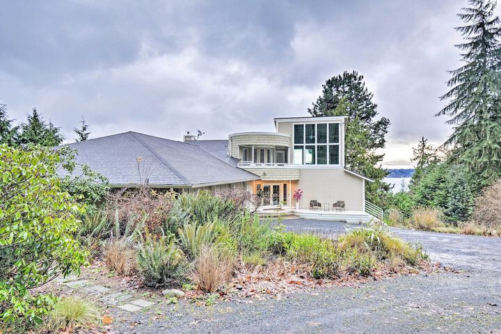 Unique Port Ludlow Home w / 3 Decks & Hot Tub!