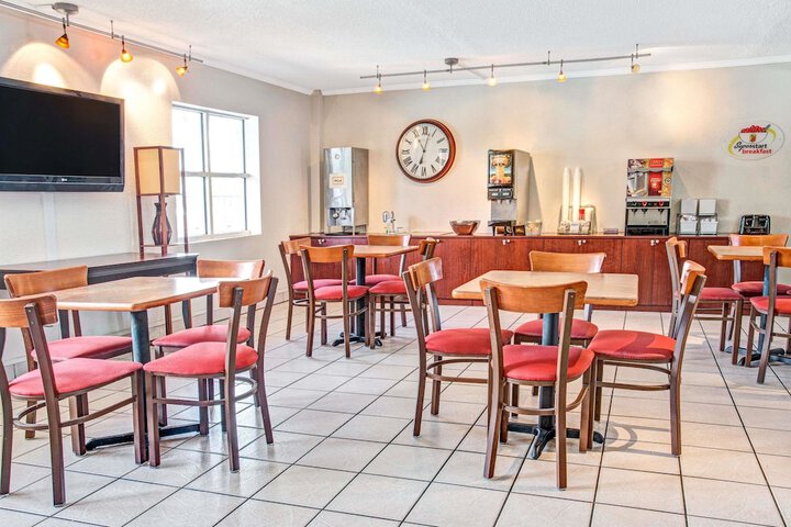 Super 8 by Wyndham Kissimmee