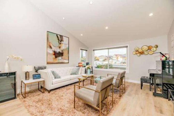 Luxurious 5B4B Home with Pool and View