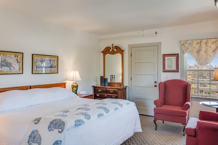 Room 25 of 76