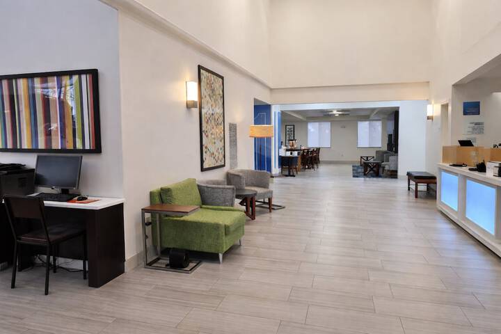 Holiday Inn Express & Suites Winner by IHG
