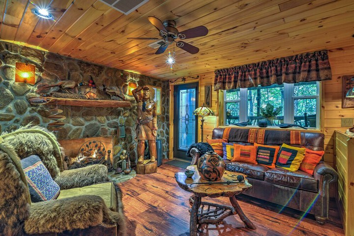 Celo Cabin w / Deck in Pisgah National Forest