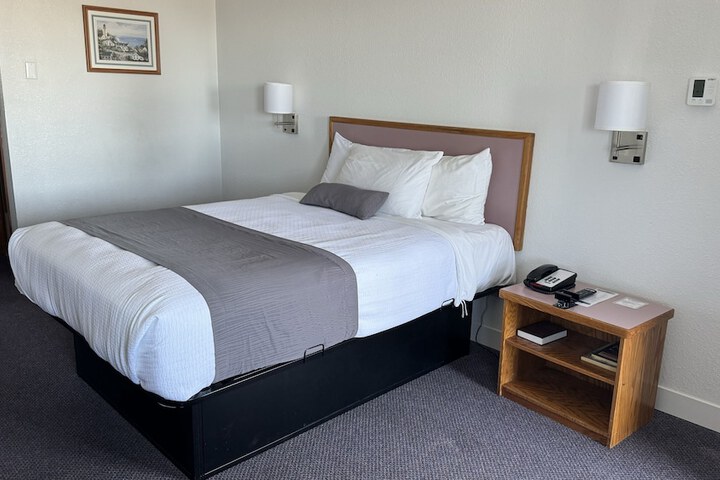 Room 8 of 12