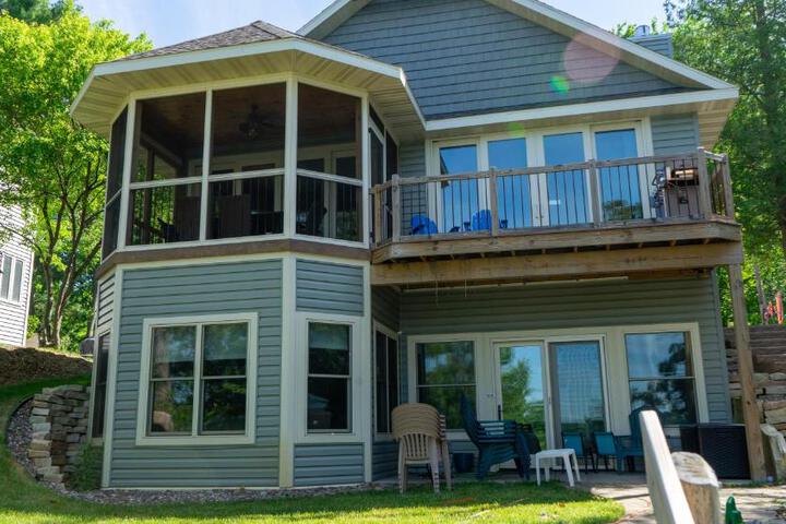 Lakefront Home 4 Bedroom 4 Bath Sleeps 12