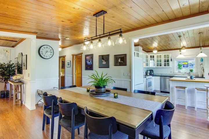 Puget Sound Cottage w / Private Community Beach!