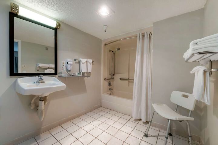 Room 33 of 48