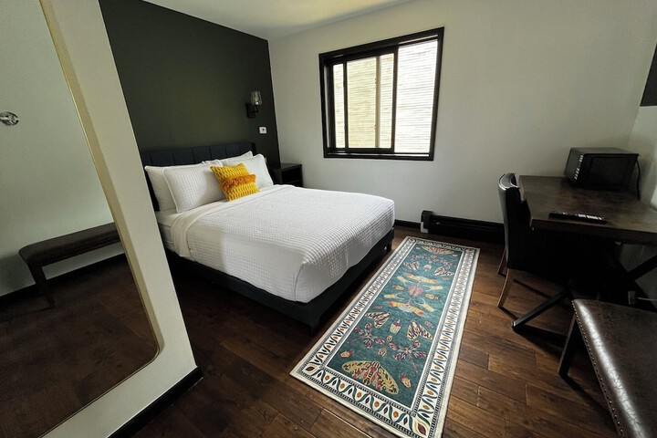 Room 27 of 83