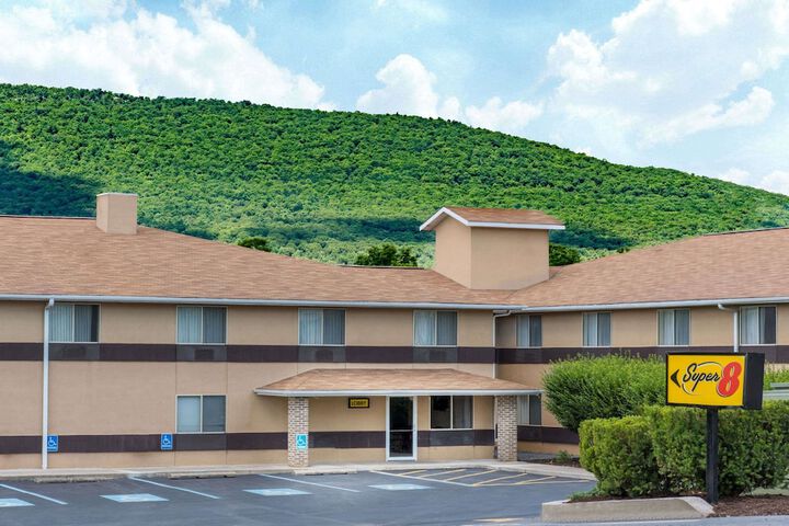 Super 8 by Wyndham Burnham / Lewistown