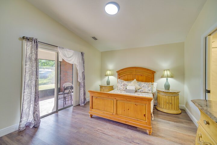 Sunny Palm Bay Home w / Screened Porch Near Beaches