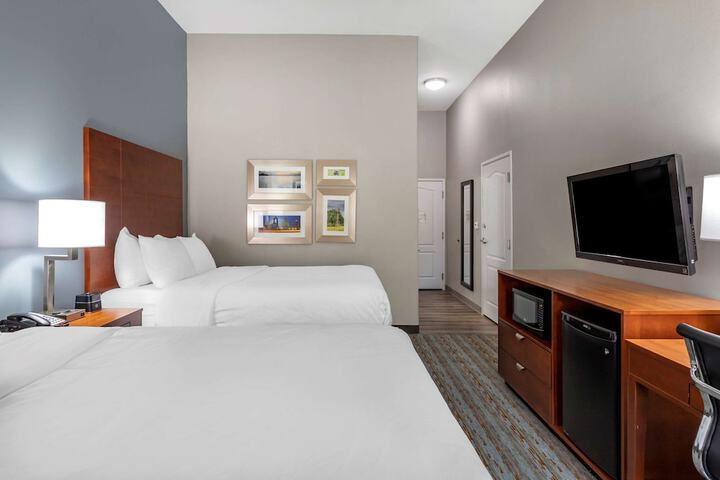 Comfort Inn & Suites Cleveland TX