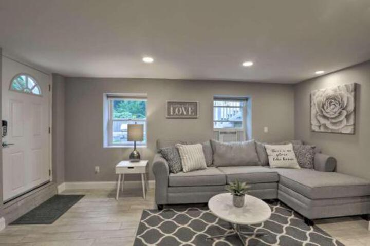 Cozy Quiet Getaway Surrounded by Nature 19 Miles To Downtown Boston