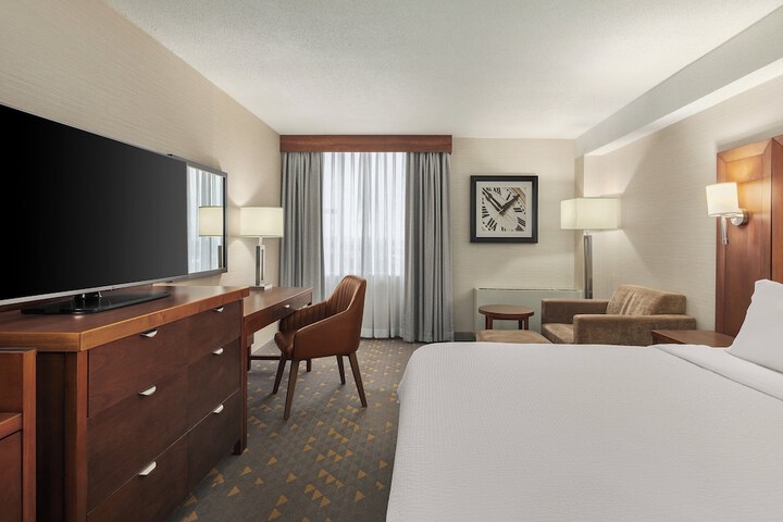 Holiday Inn Oakville Centre by IHG