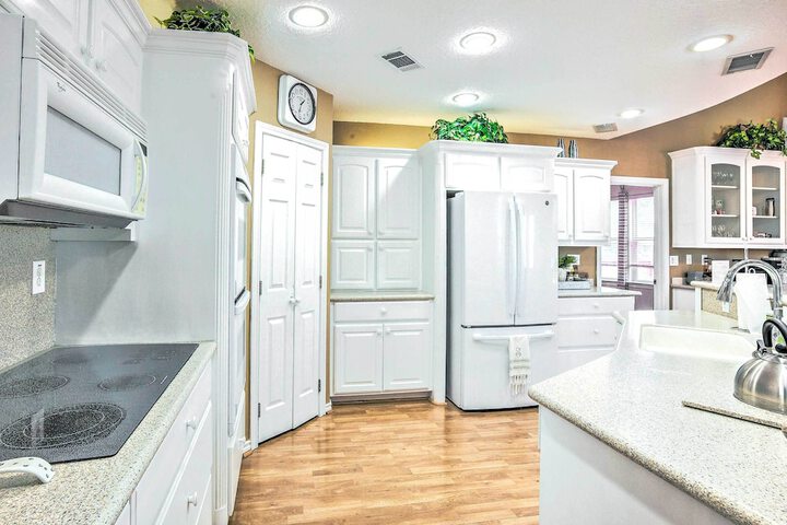 Beautiful Montgomery Home w / Lakefront Deck!
