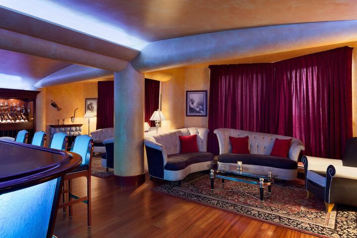 Lounge 37 of 53