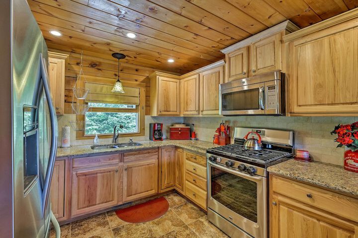 Jacksonville Cabin w / Wraparound Deck & Views