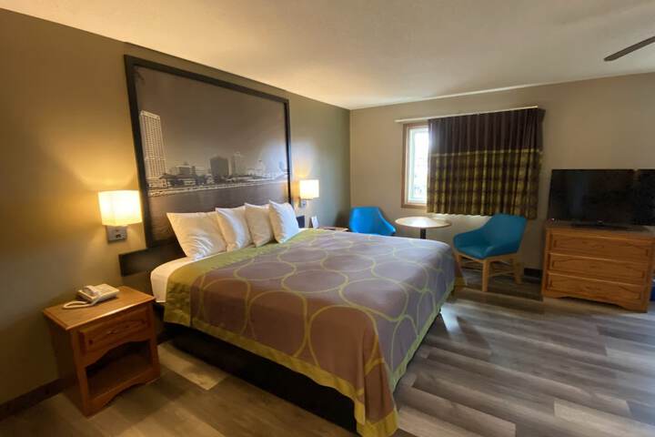 Super 8 by Wyndham Green Bay Near Stadium