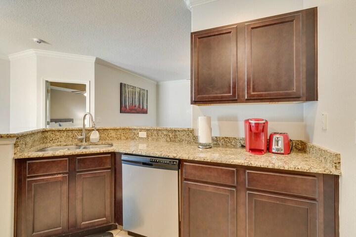 Charming Leesburg Getaway w / Screened Porch!