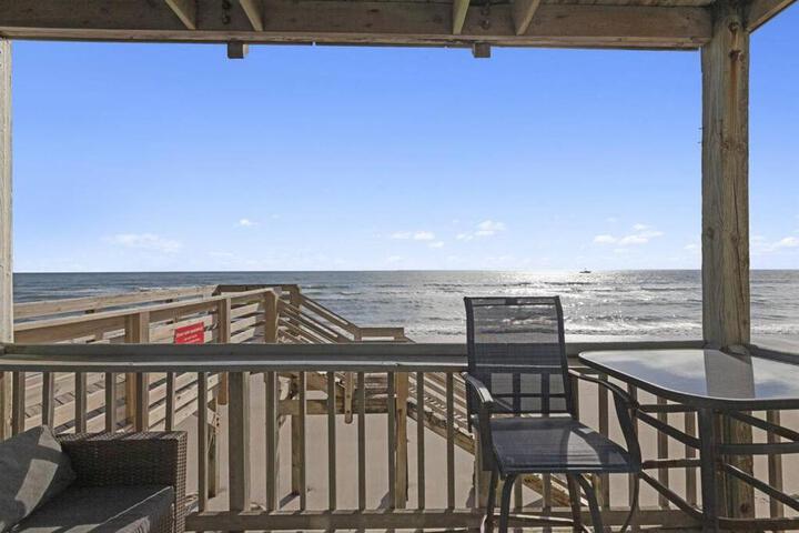 Sand & Sea: Beach Views For Miles!