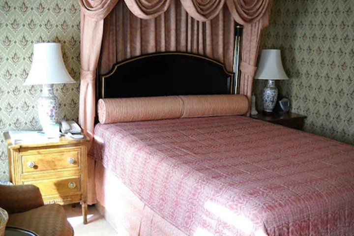 Room 10 of 38