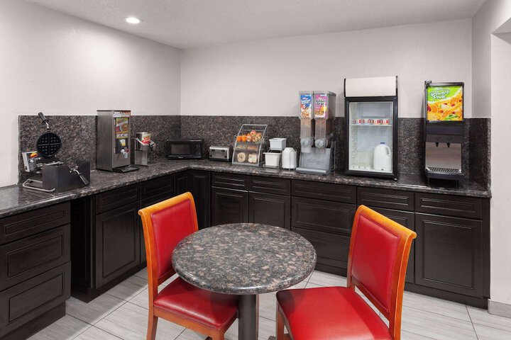 Super 8 by Wyndham Romeoville Bolingbrook