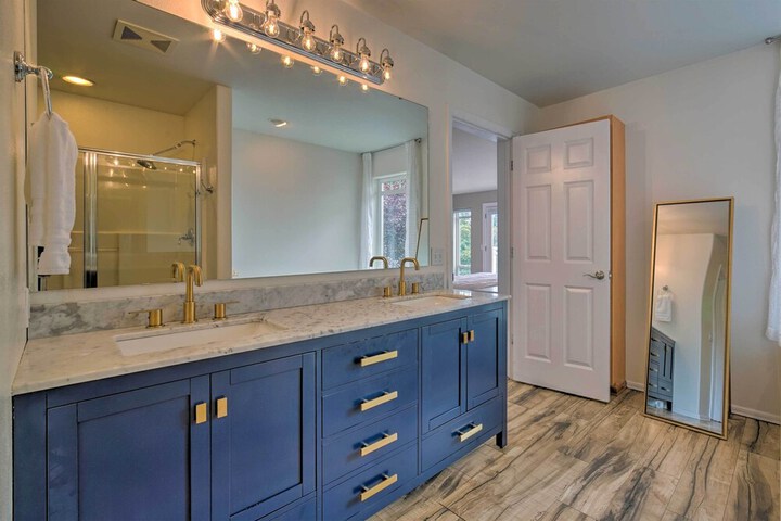 Spacious Lake Stevens Home w / Fire Pit Patio