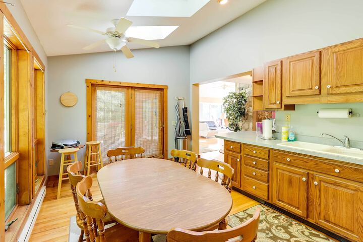 Spacious Woodbury Home w / Pool + Hot Tub!