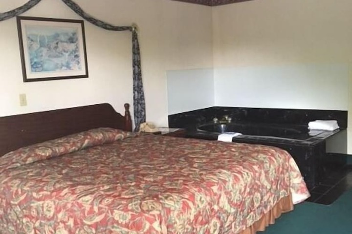 Room 4 of 8