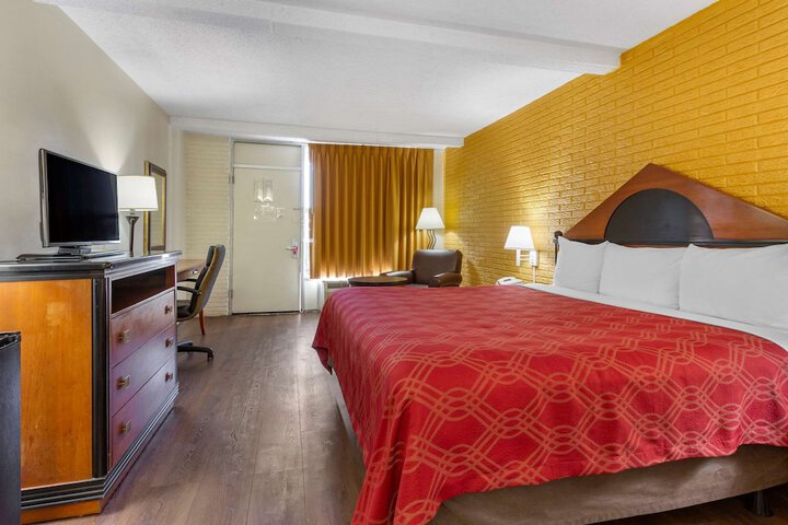 Room 9 of 33