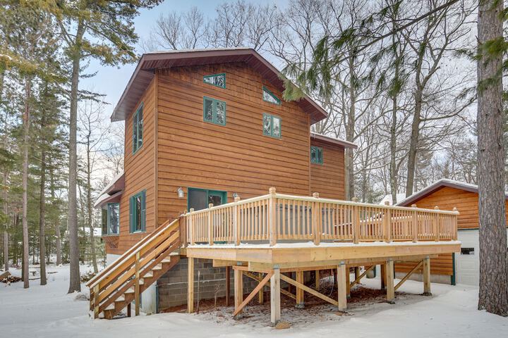 Lakefront Rhinelander Retreat w / Private Hot Tub!