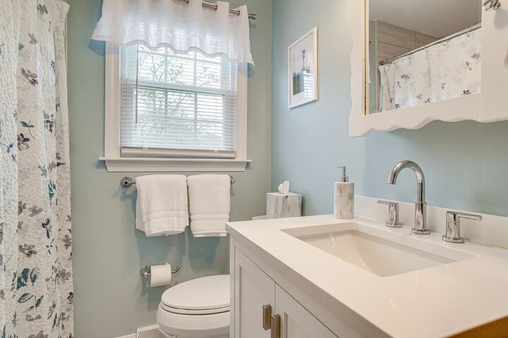 1 Mi to Beach: Quiet West Dennis Escape w / Sunroom