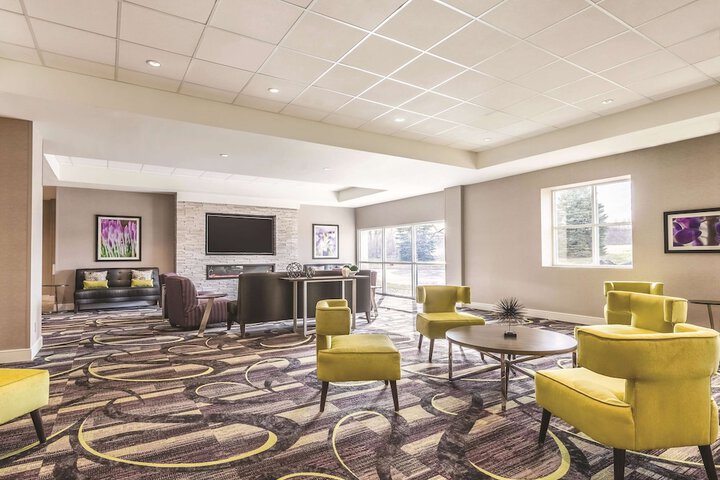 La Quinta Inn & Suites by Wyndham Cincinnati Sharonville