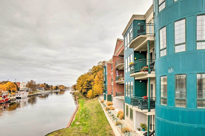 Luxe Manistee Condo w / Balcony & River Views!