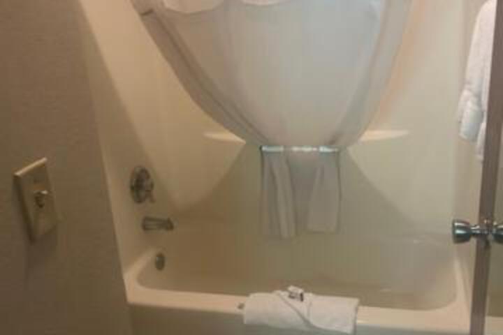 Baymont by Wyndham Battle Creek / I-94