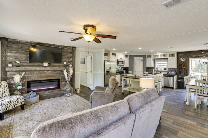 Charming Perry Home 2 Mi to the Gulf!