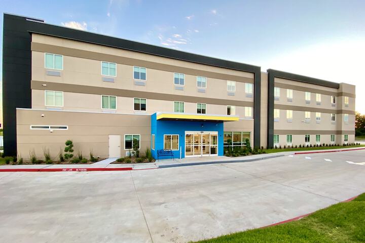 Days Inn & Suites by Wyndham Beaumont West / I-10 & Walden