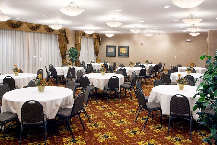 Ballroom/Hall 34 of 39