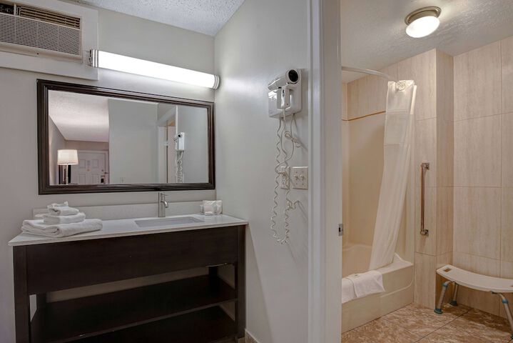 Room 10 of 32