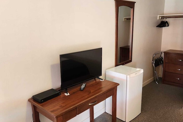 Room 8 of 16