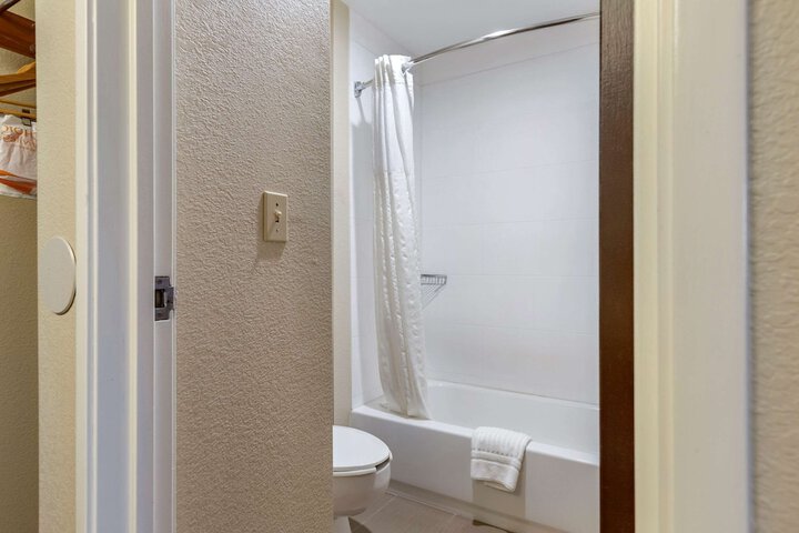 Room 33 of 62