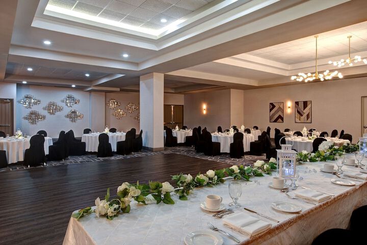 Ballroom/Hall 73 of 79
