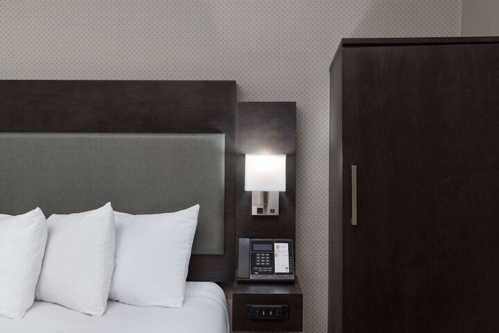 Room 13 of 37