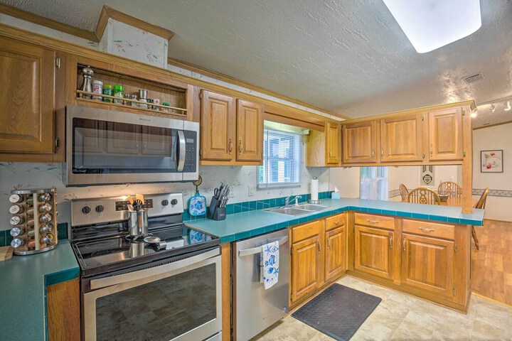 Cedar Creek Lake Access: Retreat w / Deck