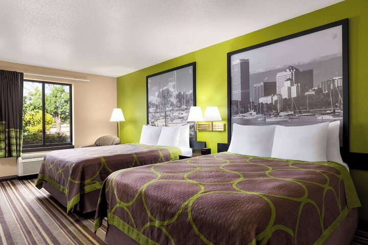 Super 8 by Wyndham Germantown / Milwaukee